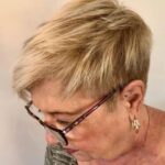 coupe de cheveux court femme 60 ans avec m&egrave;ches