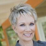 coupe de cheveux court femme 60 ans avec m&egrave;ches