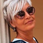 coupe de cheveux court femme 60 ans avec m&egrave;ches