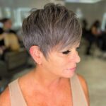 coupe de cheveux court femme 60 ans avec m&egrave;ches