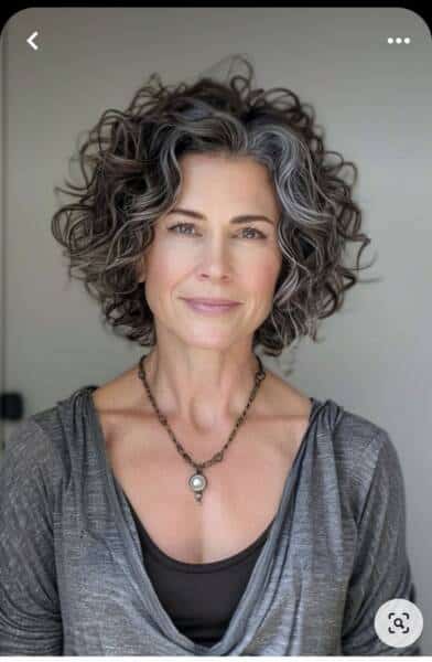 coupe cheveux fris&eacute;s femme 50 ans