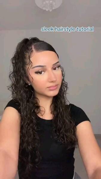 Coiffure cheveux bouclés femme