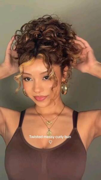 Coiffure cheveux bouclés femme