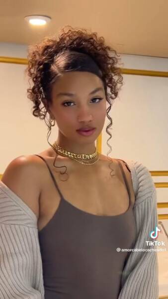 Coiffure cheveux bouclés femme